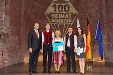Heimatminister Albert Füracker und Kunstministerin Prof. Dr. med. Marion Kiechle prämieren 100 Heimatschätze